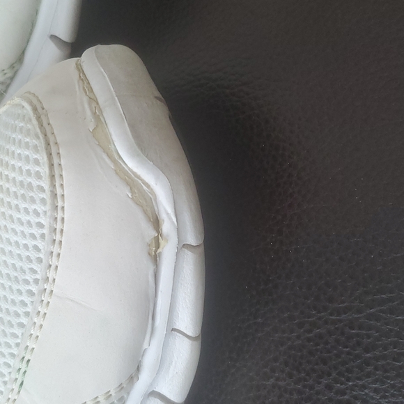 Mens nike huaraches, size 10, I worn them on the snow and the front pilled off. - Picture 4 of 5